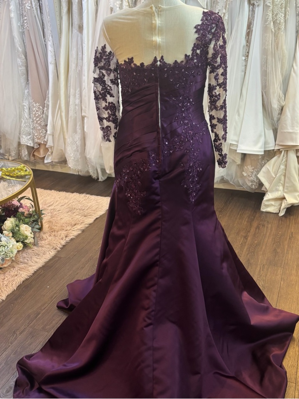 Elegant Plum Lace-Appliqué Evening Dress - Picture 4 of 10